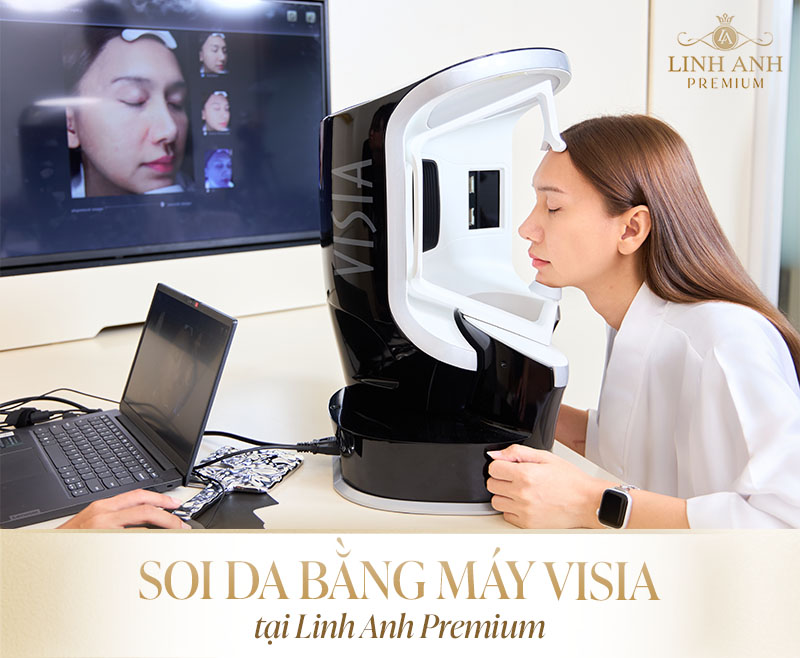 Khách hàng soi da bằng Visia